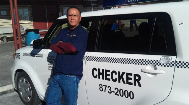 Οδηγός ταξί βρήκε και επέστρεψε 300 χιλιάδες δολάρια!