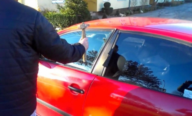 Κλειδώθηκες έξω από το αμάξι; Κανένα πρόβλημα! (βίντεο)