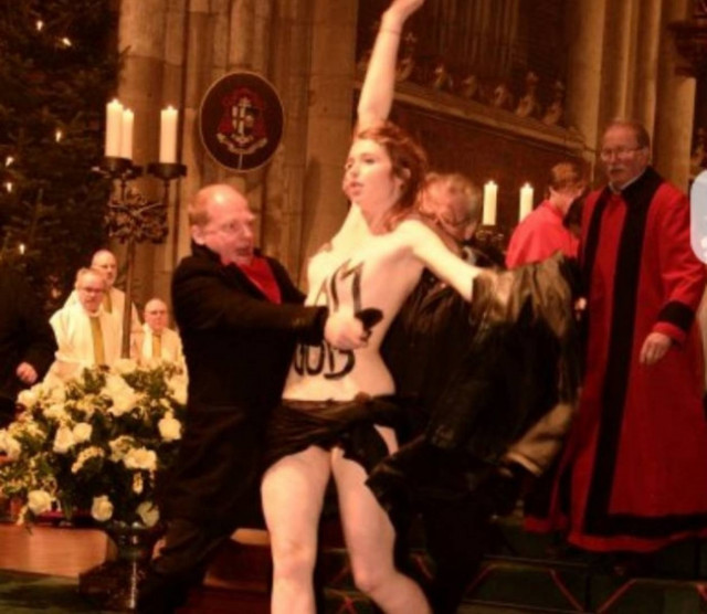 Ανέβηκε γυμνή στην Αγία Τραπεζα την ώρα της λειτουργίας (vid)