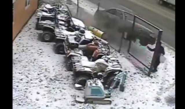 Γλύτωσε τον θάνατο για... δύο δευτερόλεπτα! (βίντεο)