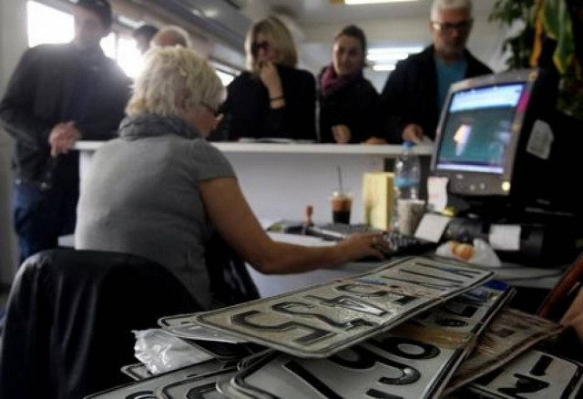 Ουρές στις εφορίες για τέλη και πινακίδες