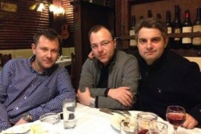 Πίνει  τα κρασάκια του με τους κολλητούς του!