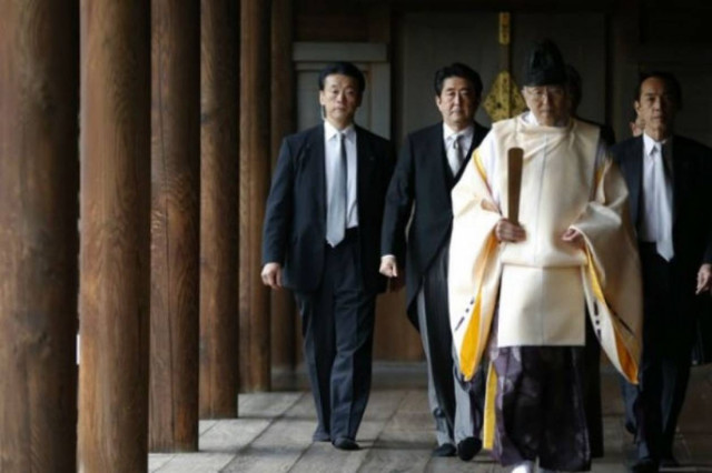 Θύελλα αντιδράσεων από την επίσκεψη Άμπε στο μνημείο Γιασουκούνι