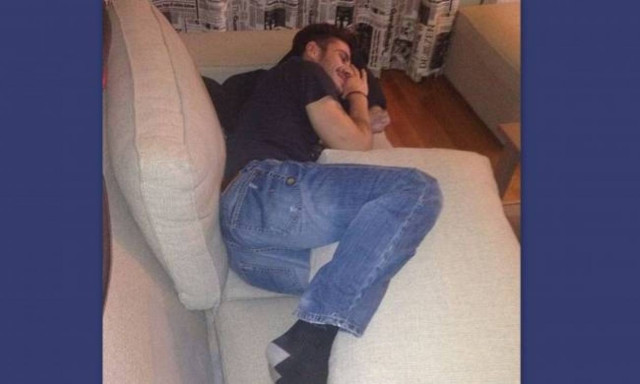 Τον πήρε ο ύπνος και οι φίλοι του τον περιμένουν να πάνε στους...