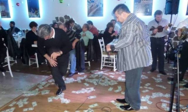 Καταραμένη κρίση! Πήγε στην Αμερική και γέμισε η πίστα δολάρια