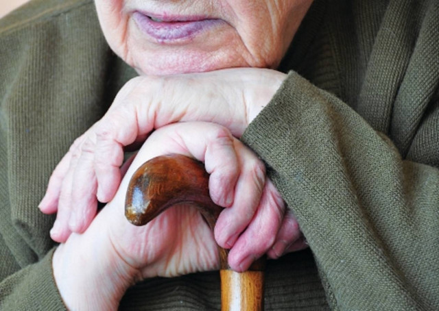 Έπειθαν ηλικιωμένους να παίξουν τυχερά παιχνίδια και δια της βίας...