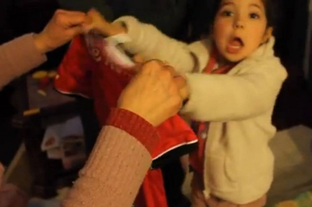 Βίντεο: Η πιτσιρίκα... ξενέρωσε με τη φανέλα της Πόρτο