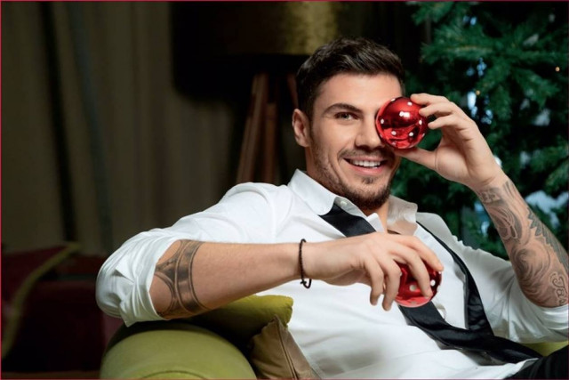 Άκης Πετρετζίκης: Έχω δουλέψει και σερβιτόρος για να βγάλω λεφτά!