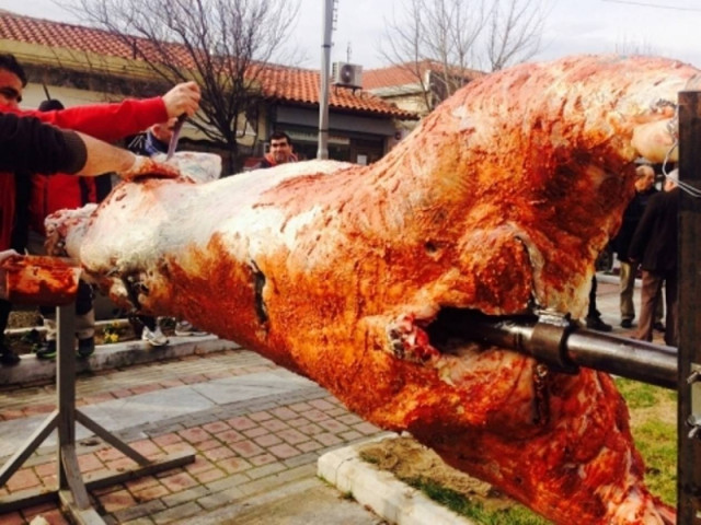 Στήθηκε η μεγαλύτερη σούβλα της χρονιάς στις Φέρες