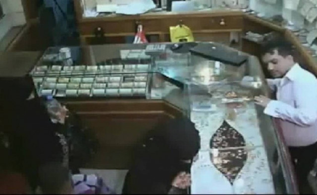 6χρονο κοριτσάκι έκλεψε 133.000 δολ. από κοσμηματοπωλείο (vid)