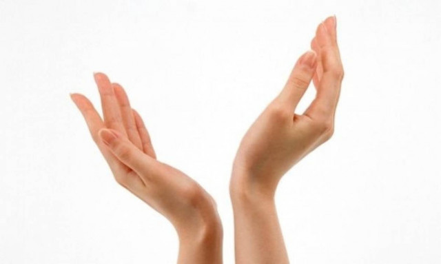 Περιποιηθείτε τα χέρια σας με μια σπιτική μάσκα χεριών