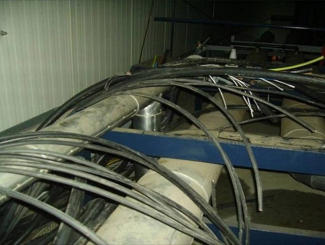 Γκρέμιζαν τον τοίχο εργοστασίου για να κλέβουν...