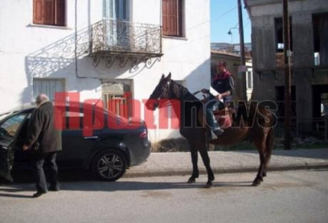 Αμαλιάδα: Πήγε να παραδώσει τις πινακίδες... καβάλα στο άλογο!