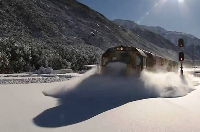Θεαματικό βίντεο: Τρένο περνάει μέσα από χιόνι