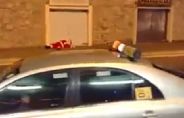 Ένας... Άγιος Βασίλης τα «έτσουξε» στην Ιρλανδία (βίντεο)