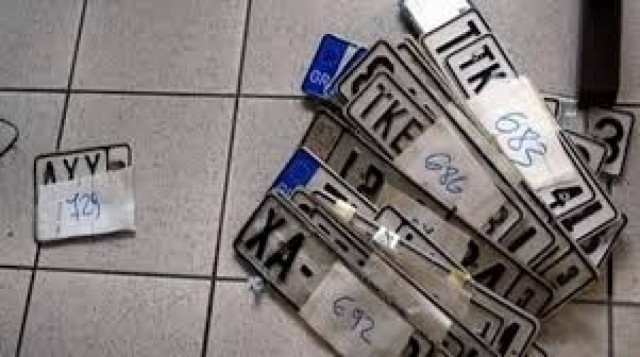 Ποιος επικεφαλής κόμματος παρέδωσε τις πινακίδες του;