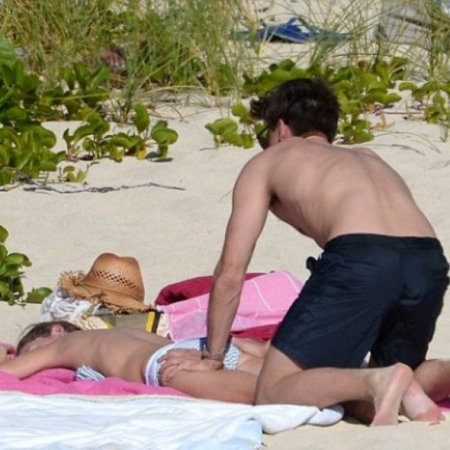 Ποιο ζευγάρι πέρασε τις γιορτές ερωτοτροπώντoντας στην παραλία;