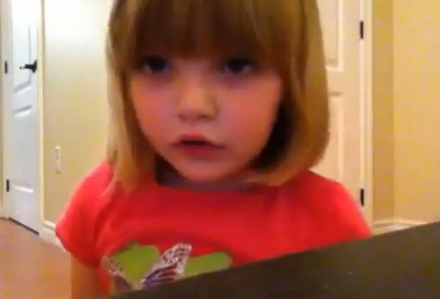 Μία 4χρονη κάνει φάρσα στον πατέρα της! (βίντεο)