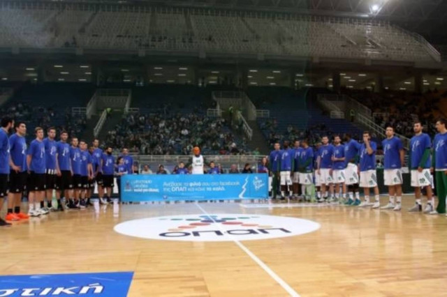 Βίντεο: Τρίποντα στα... φιλιά