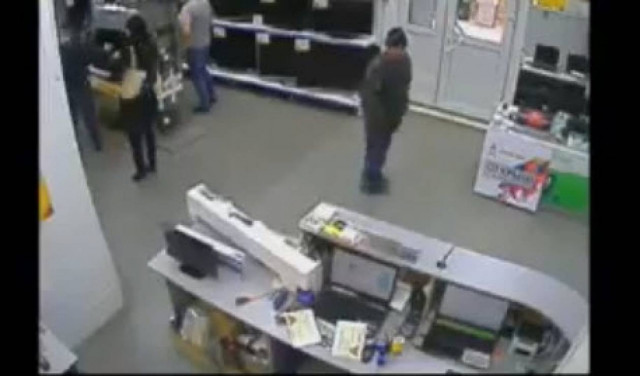 Έκανε τα ψώνια της "τελευταίας στιγμής" και έφυγε... χαλαρός (βίντεο)