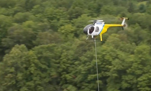 Το ελικόπτερο... κλαδευτήρι! (βίντεο)