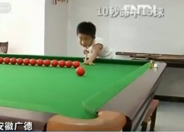 Απίστευτα κόλπα στο τραπέζι του μπιλιάρδου από ένα 3χρονο παιδί! (vid)