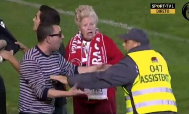 Η γιαγιά... χούλιγκαν! (βίντεο)