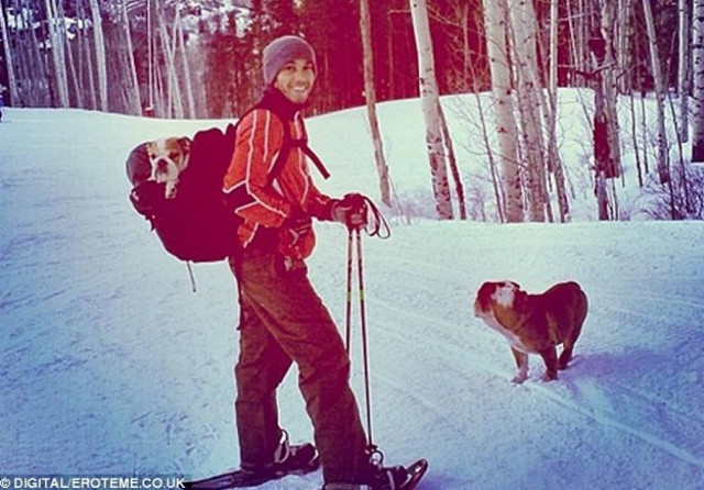 Ο Χάμιλτον ποζάρει με πέδιλα του σκι και προκαλεί αντιδράσεις