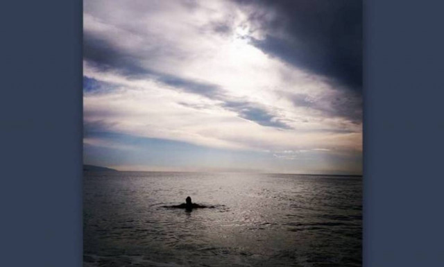 Ποιος επώνυμος βούτηξε σήμερα στην θάλασσα;