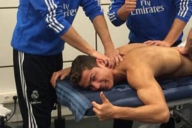 Πασάς ο... γυμνός Ρονάλντο! Πέντε... του κάνουν μασάζ! (photo)