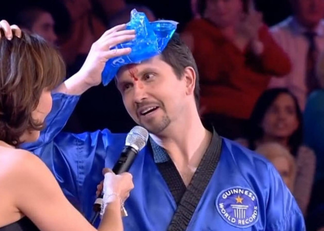 Ο άνθρωπος που σπάει καπάκια τουαλέτας με το κεφάλι!