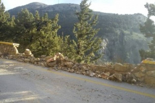 Χανιά: Τεράστιος βράχος έπεσε στο δρόμο