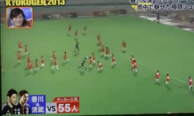 Δύο ποδοσφαιριστές εναντίον 55 παιδιών! (βίντεο)