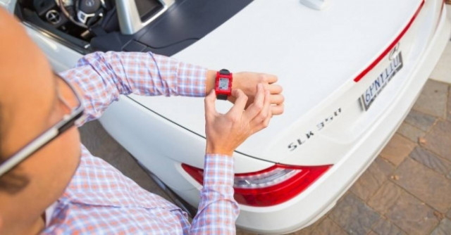 Mercedes: Συνεργασία με Pebble Technology για Smartwatches