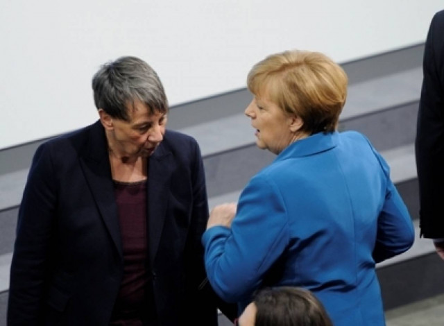 Γνωστή υπουργός παραδέχτηκε: «Είμαι λεσβία... Μου αρέσουν οι γυναίκες»