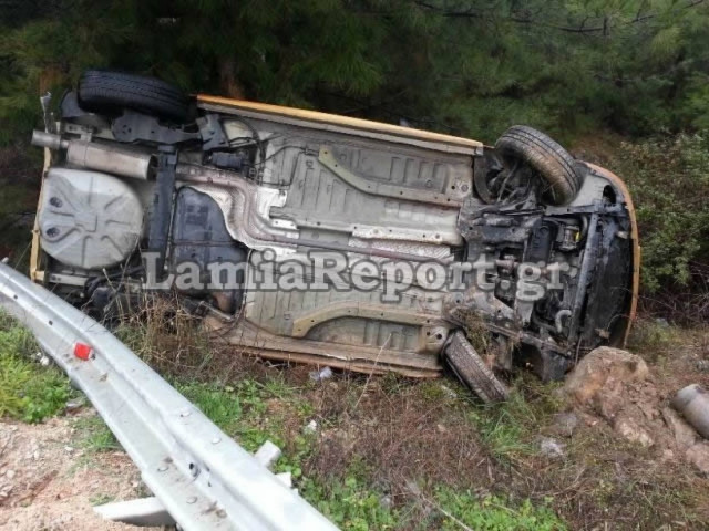 Λαμία: Κι όμως ο οδηγός του αυτοκινήτου σώθηκε! (pics)