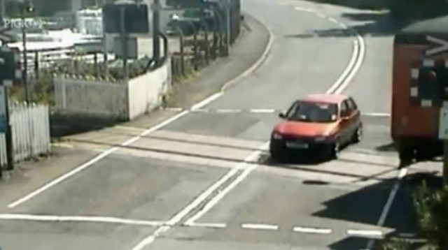 Ο οδηγός που γλύτωσε την τελευταία στιγμή... (βίντεο)