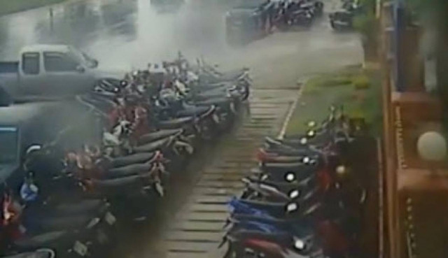 Τι μπορείς να πάθεις όταν γλιστράει ο δρόμος... (βίντεο)