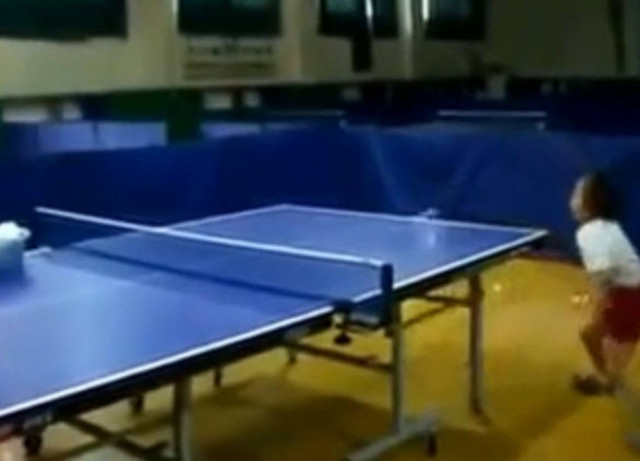 Αυτή είναι η πιο μικρή αθλήτρια του πινγκ πονγκ! (βίντεο)