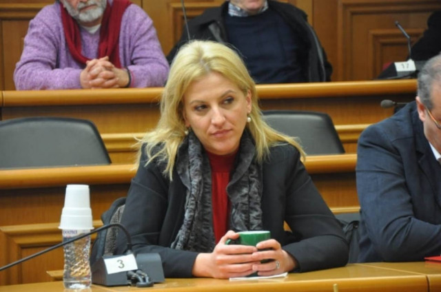 Η Δούρου σνομπάρει το Δήμο και «καλοβλέπει» το ΥΠΕΞ