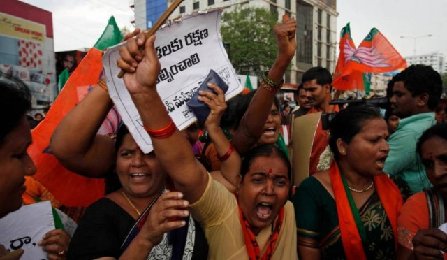 Ινδία: Ήταν έγκυος το κοριτσάκι που βιάστηκε ομαδικά και πέθανε