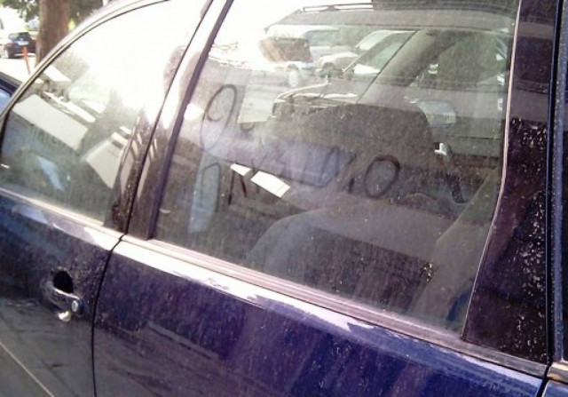 Όταν τα λερωμένα παρμπρίζ των αυτοκινήτων... γίνονται τέχνη!