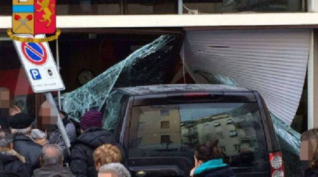Ιταλία: Εισέβαλε με τζιπ σε τράπεζα - Μια νεκρή