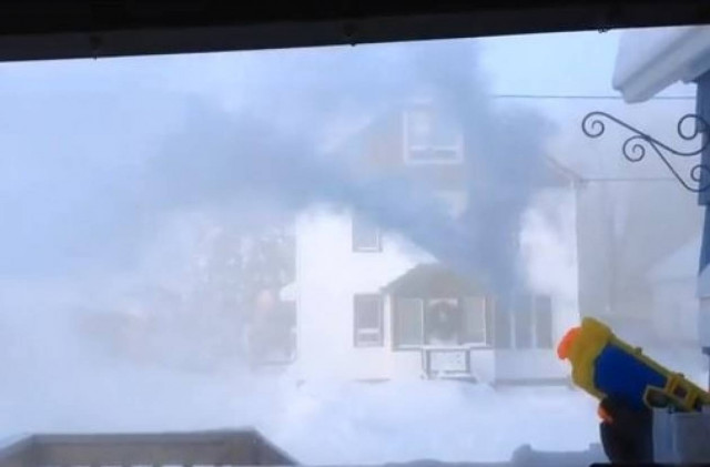 Το βίντεο που σαρώνει στο διαδίκτυο: Πείραμα με μάνικα!