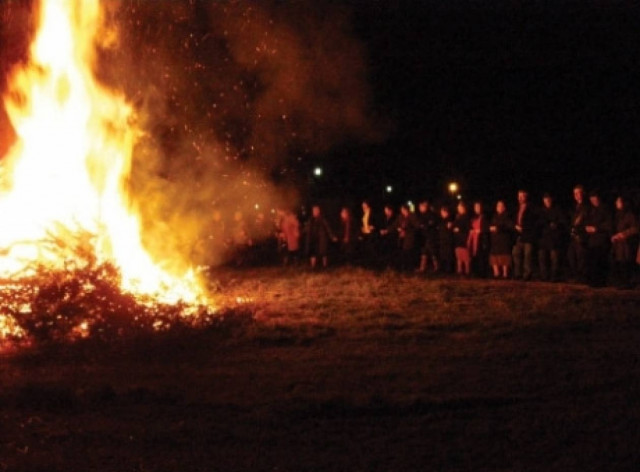 Το έθιμο του Σαγιά με τις φωτιές αναβιώνει στους Ασκητές