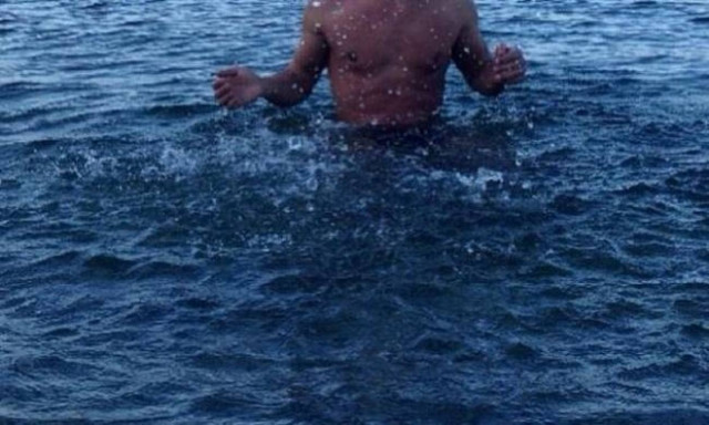 Έλληνας παρουσιαστής έκανε το πρώτο του μπάνιο για τη νέα χρονιά!