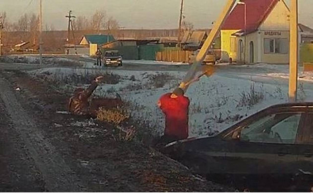 Οδηγοί κυνηγιούνται με φτυάρια στη μέση του δρόμου!