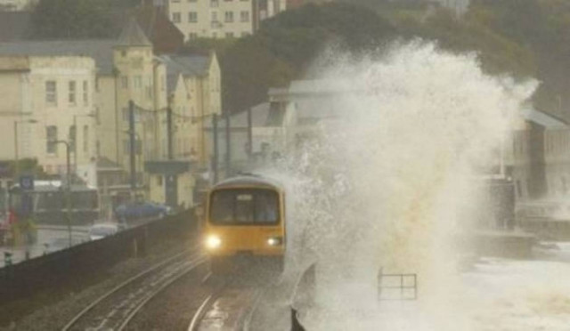 Βρετανία: Ένας άνθρωπος έχασε τη ζωή του από τις πλημμύρες