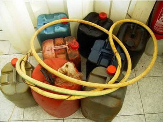 Τον έπιασαν να κλέβει πετρέλαιο