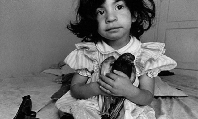 Μεγαλώνοντας μέσα στη βία και στα όπλα-Οι φωτογραφίες που συγκλονίζουν